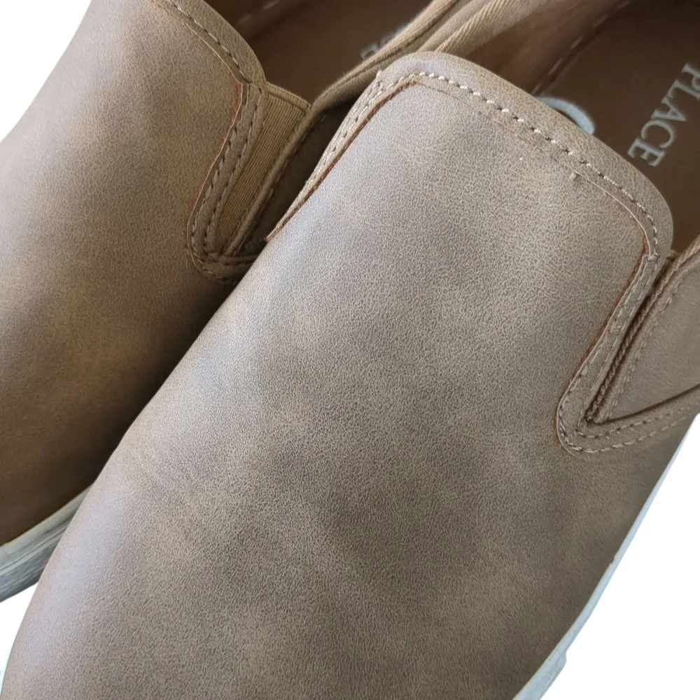 Big Boys Tan Slip On Sneakers (Size 6)